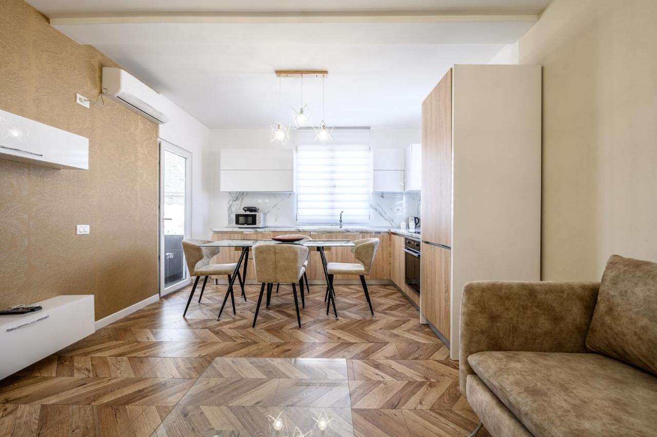 Miku Apartments-Luxury City View At Wilson Square Tirana Eksteriør billede